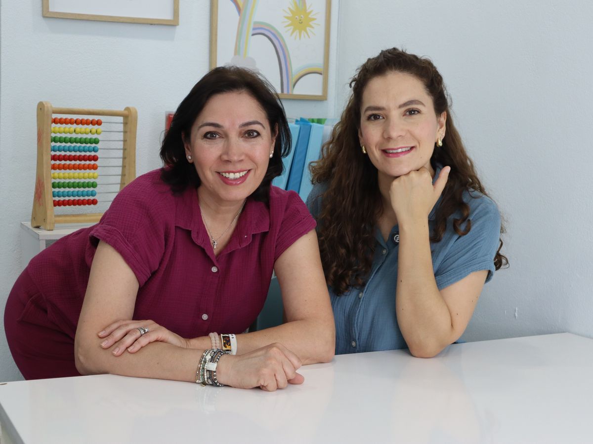 Gaby García y Cecy Campos, fundadoras de Brainet Neurodesarrollo, en una sala del centro